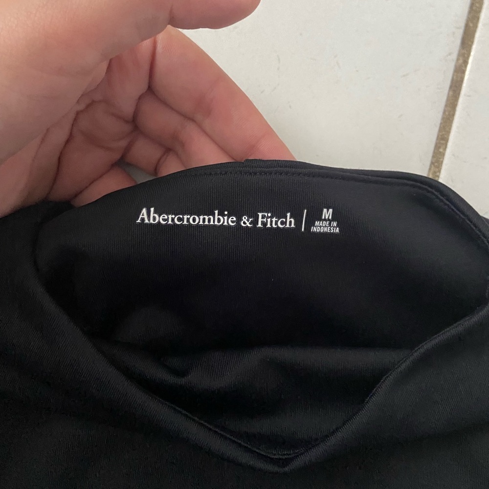 Abercrombie & Fitch Black Sleeveless Ruched Mock Neck Top - Picture 3 of 3